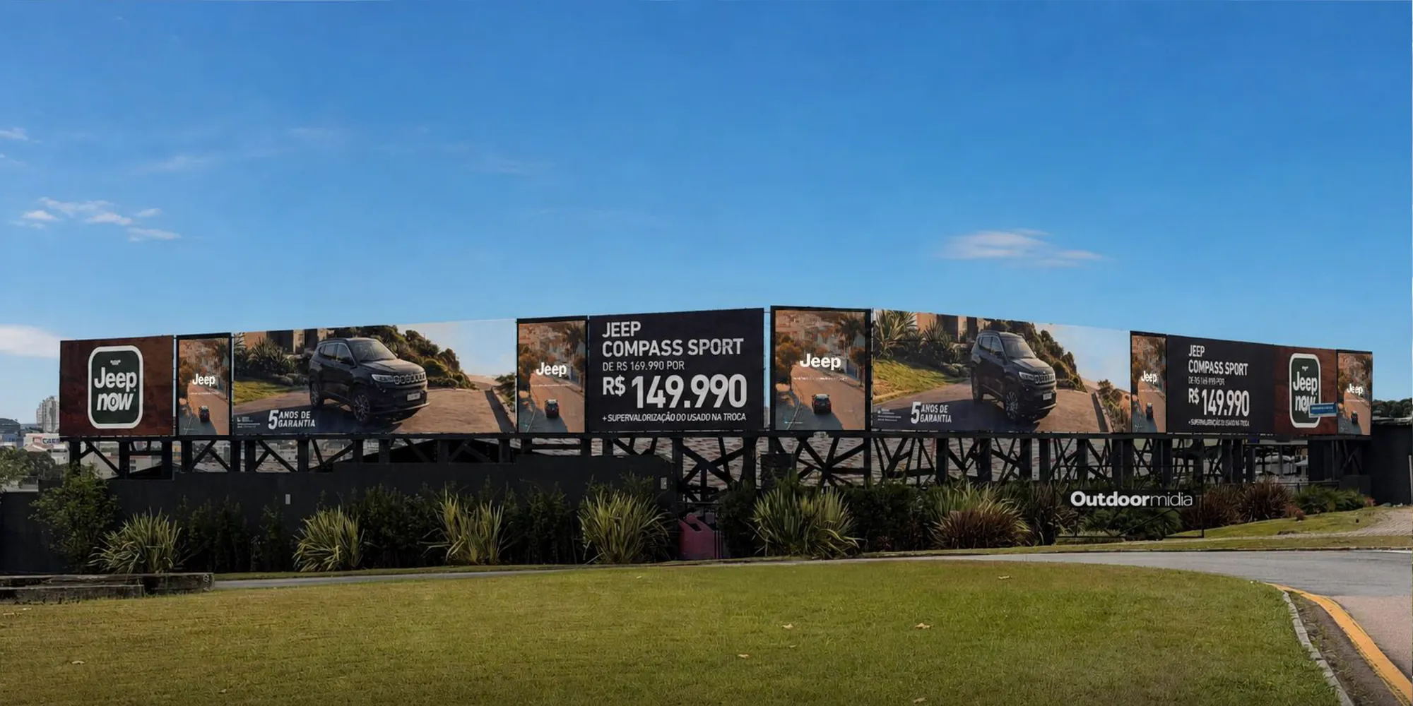 Aeroporto Square, painel híbrido curvo da Outdoormídia, com a campanha de um único anunciante ocupando toda a extensão da estrutura