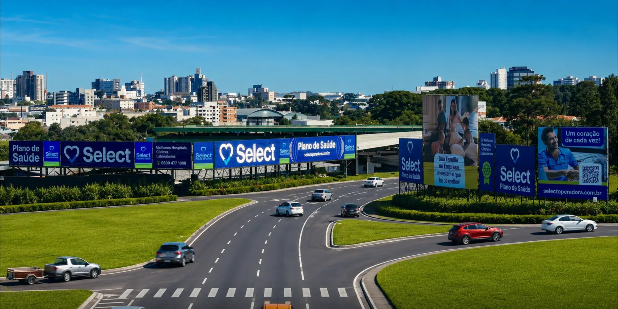 Painéis alinhados ao longo da via curva de saída do aeroporto, vistos da pista