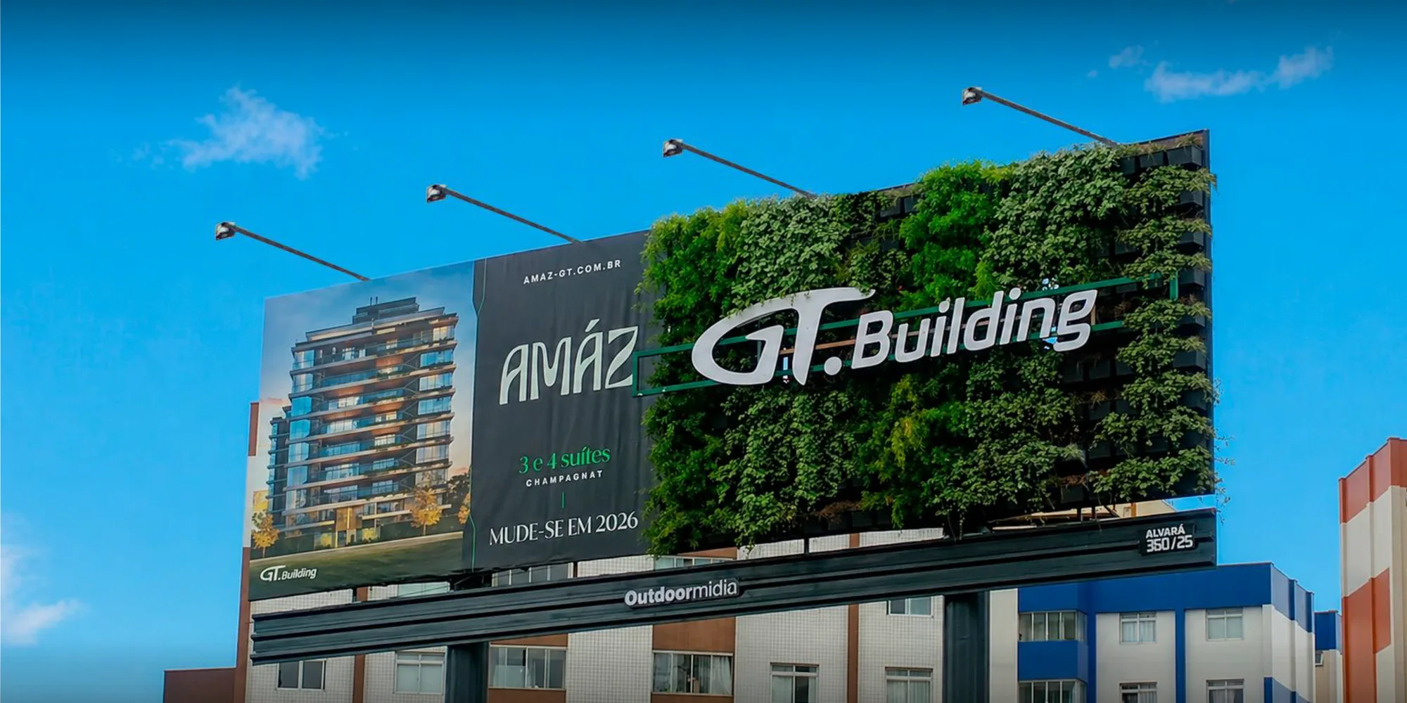 Painel de grande formato dividido entre a peça publicitária e um canteiro vertical vivo