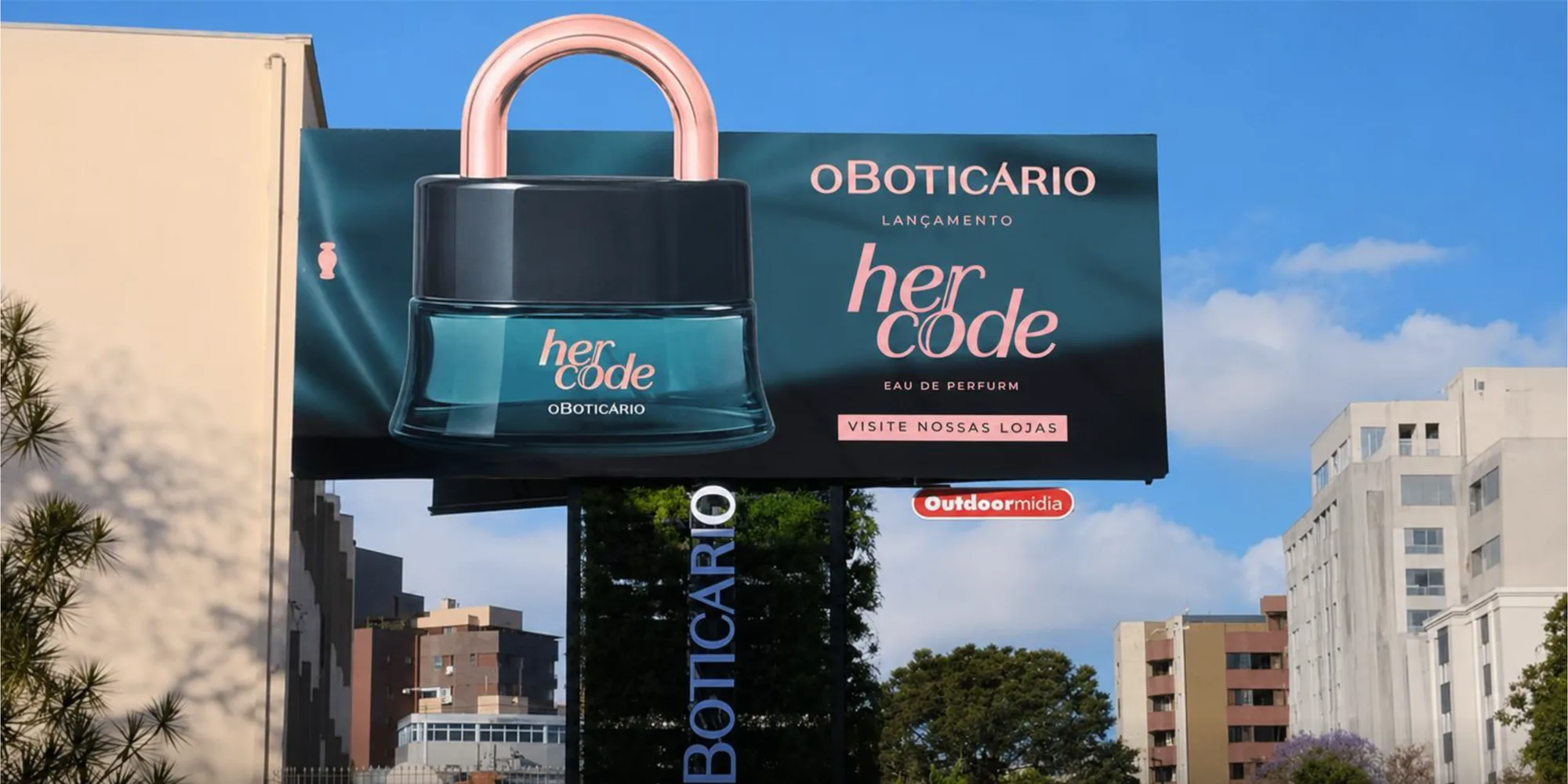 Painel publicitário com aplicação em relevo e base vegetada, em esquina de avenida