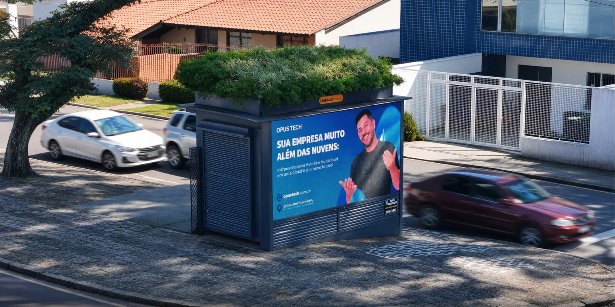 Mobiliário urbano digital com jardim vivo no topo, na calçada de uma via residencial