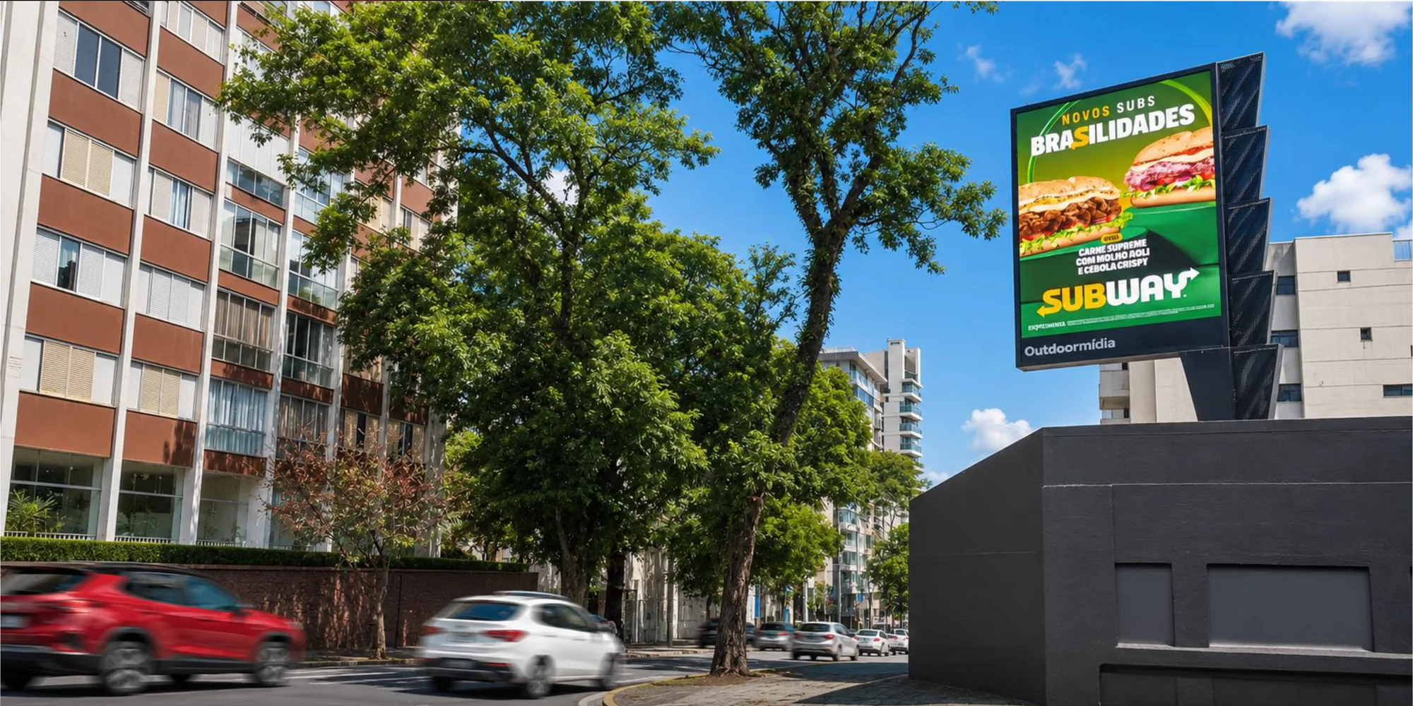 Painel digital vertical de estrutura reduzida, entre árvores em via residencial