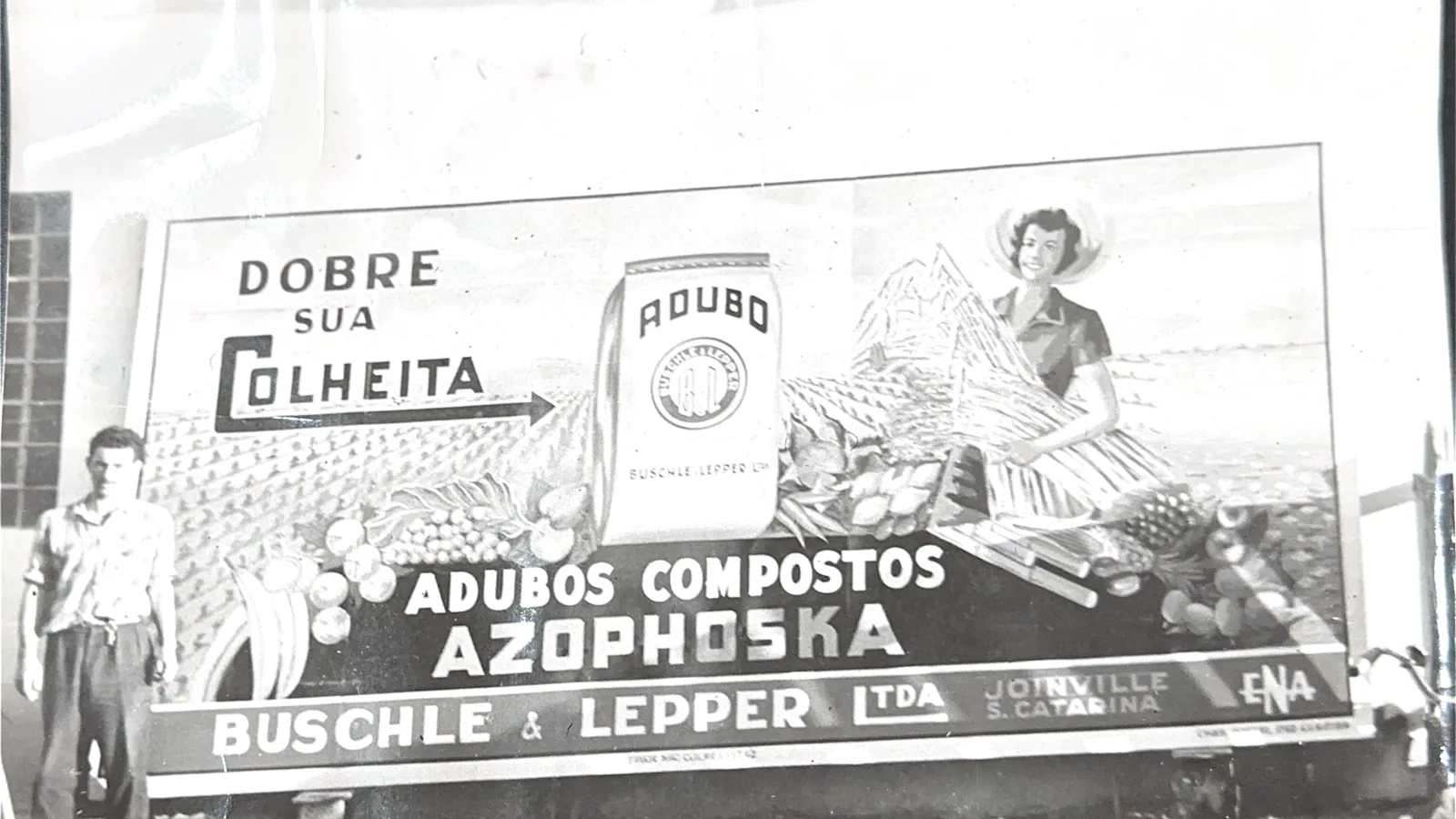 Painel de estrada da Outdoormídia em 1959, anúncio de adubos Azophoska.