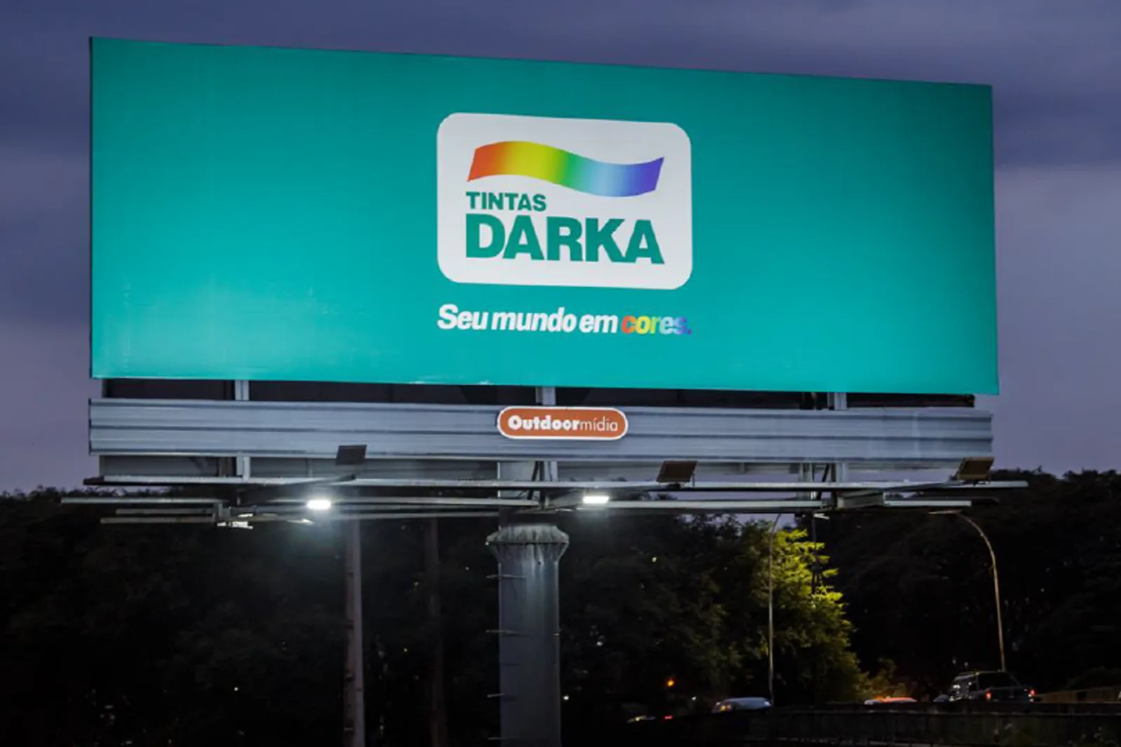 Painel Billboard estático da Outdoormídia em ponto de tráfego intenso