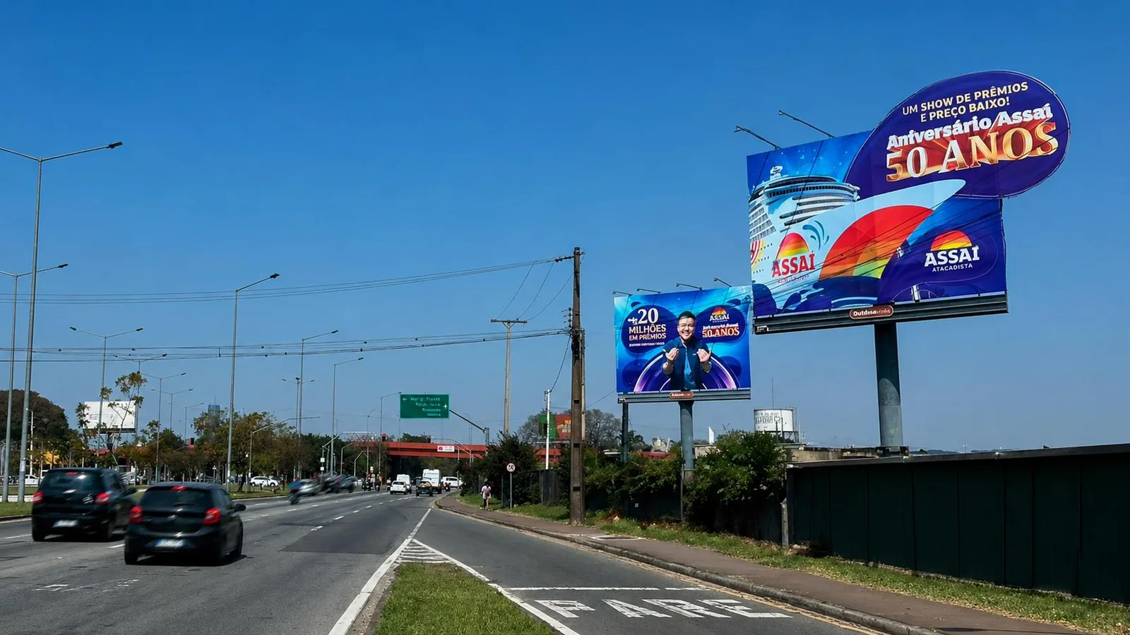 Dois painéis Super Top Sequencial da Outdoormídia em sequência na mesma avenida, com campanha de aniversário do Assaí