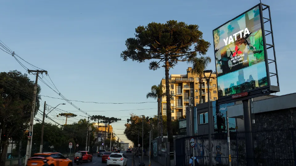 Painel Top Sight digital da Outdoormídia com campanha da Mitsubishi Motors, ao entardecer