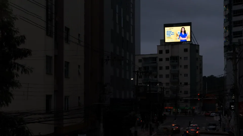 Painel Topo de Prédio digital da Outdoormídia no alto de um edifício em Balneário Camboriú, iluminado à noite