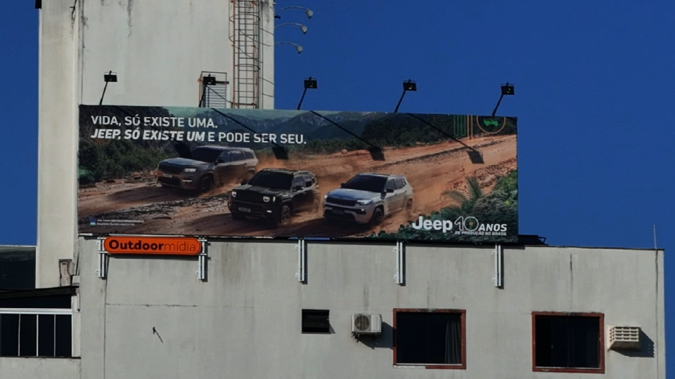 Painel Topo de Prédio estático da Outdoormídia no alto de um edifício