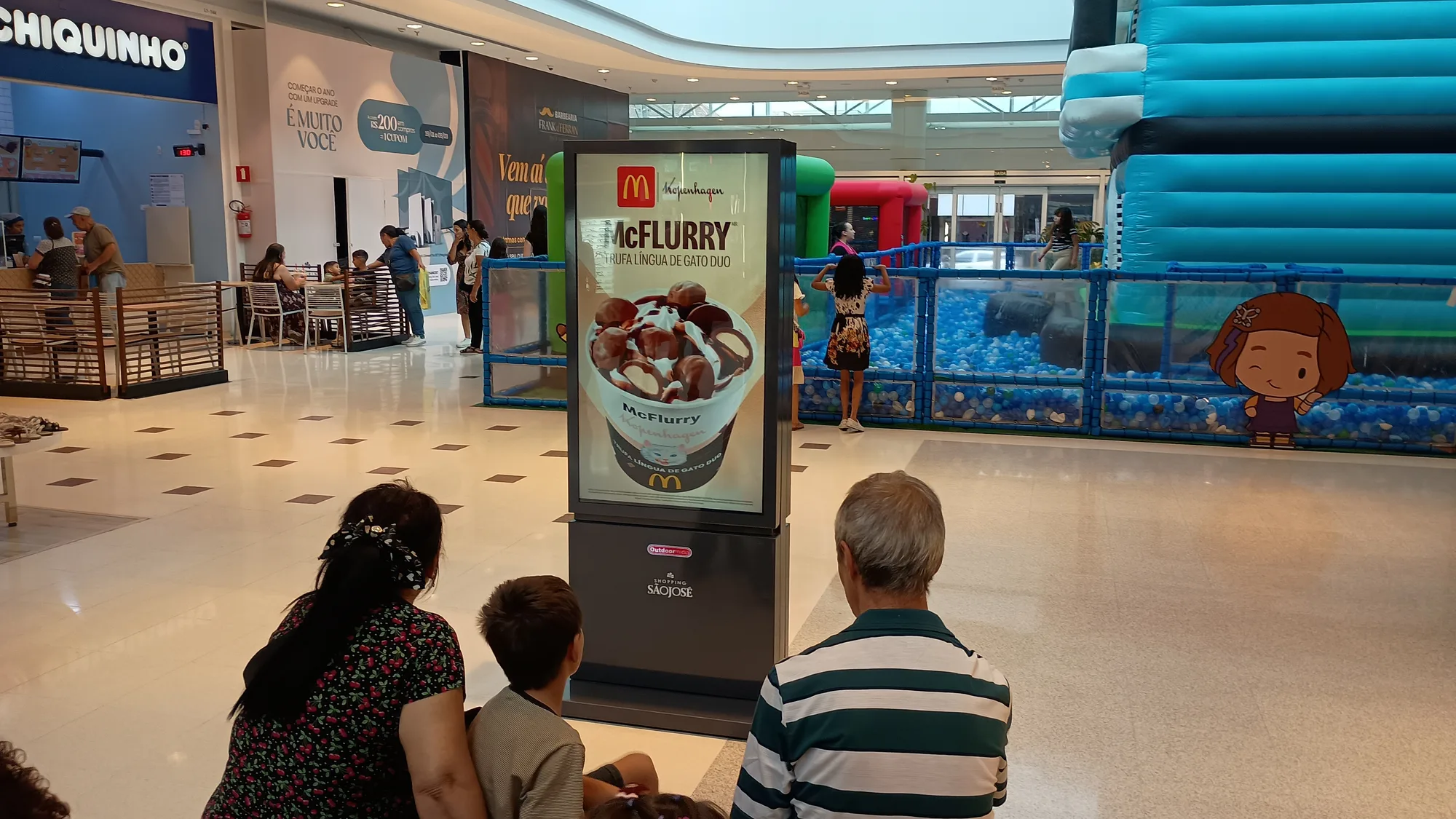 Totem digital da Outdoormídia em corredor de shopping