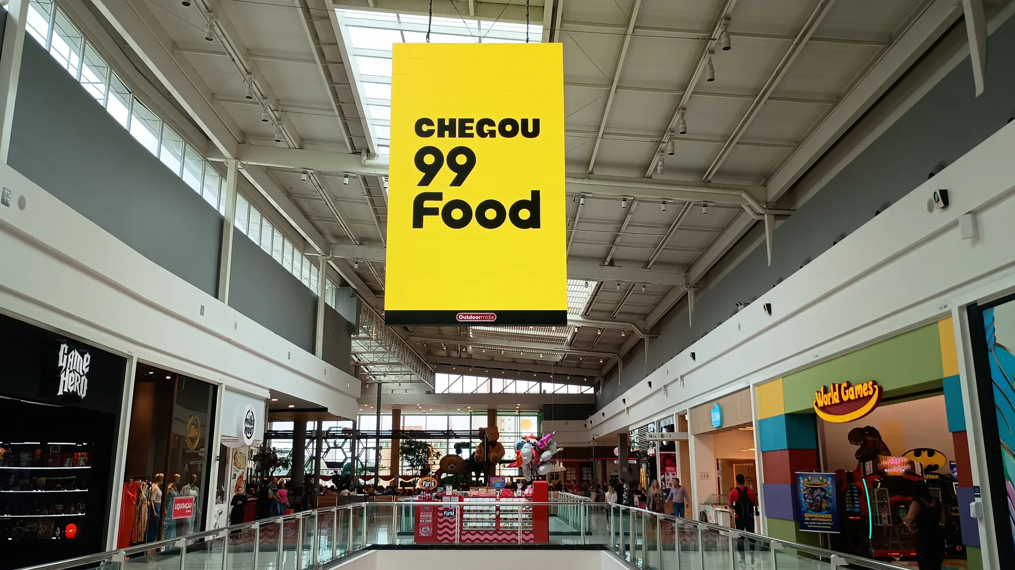 Mega Banner suspenso da Outdoormídia sobre o corredor de um shopping