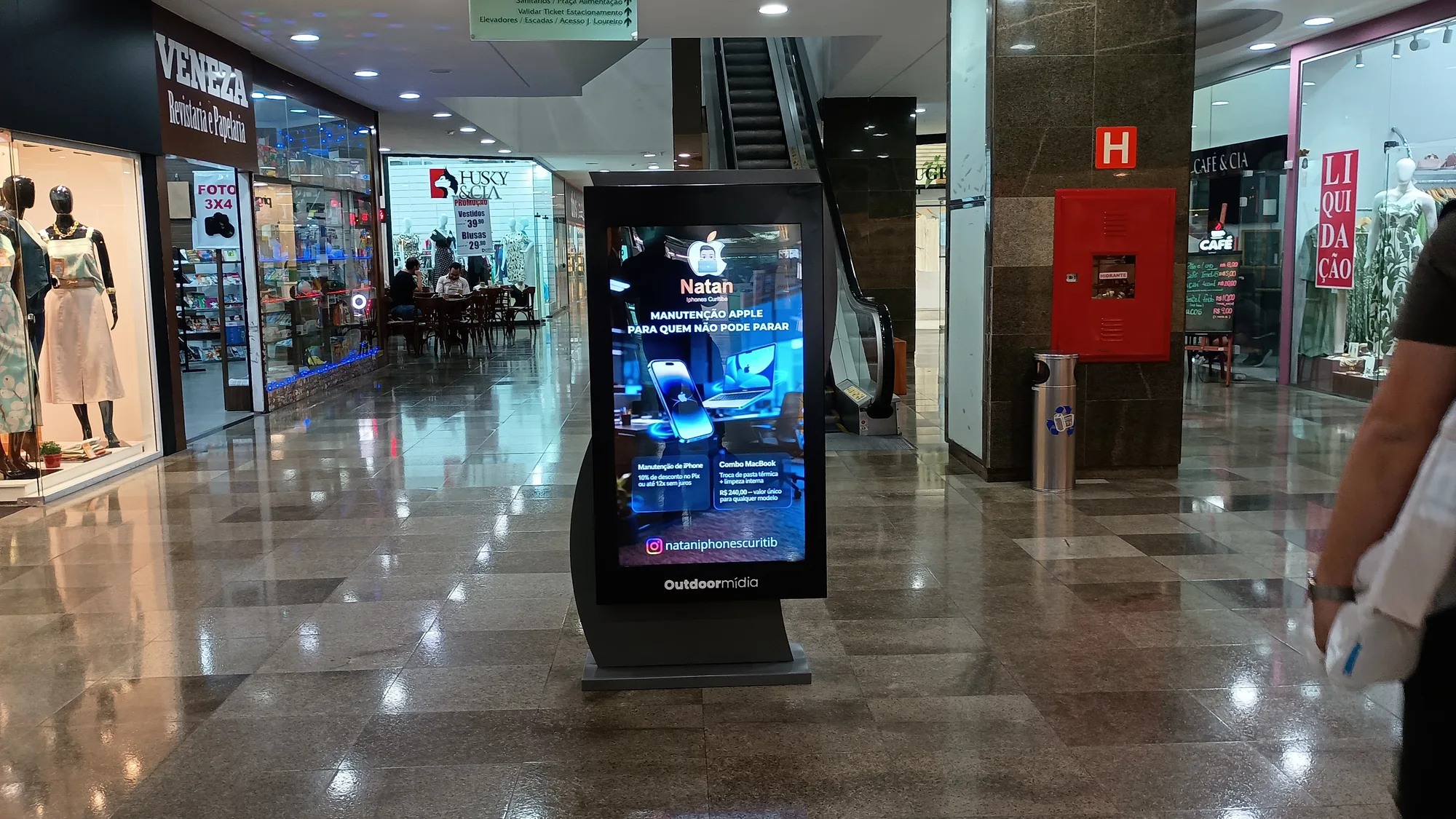 Totem digital da Outdoormídia no Shopping Itália, próximo à escada rolante