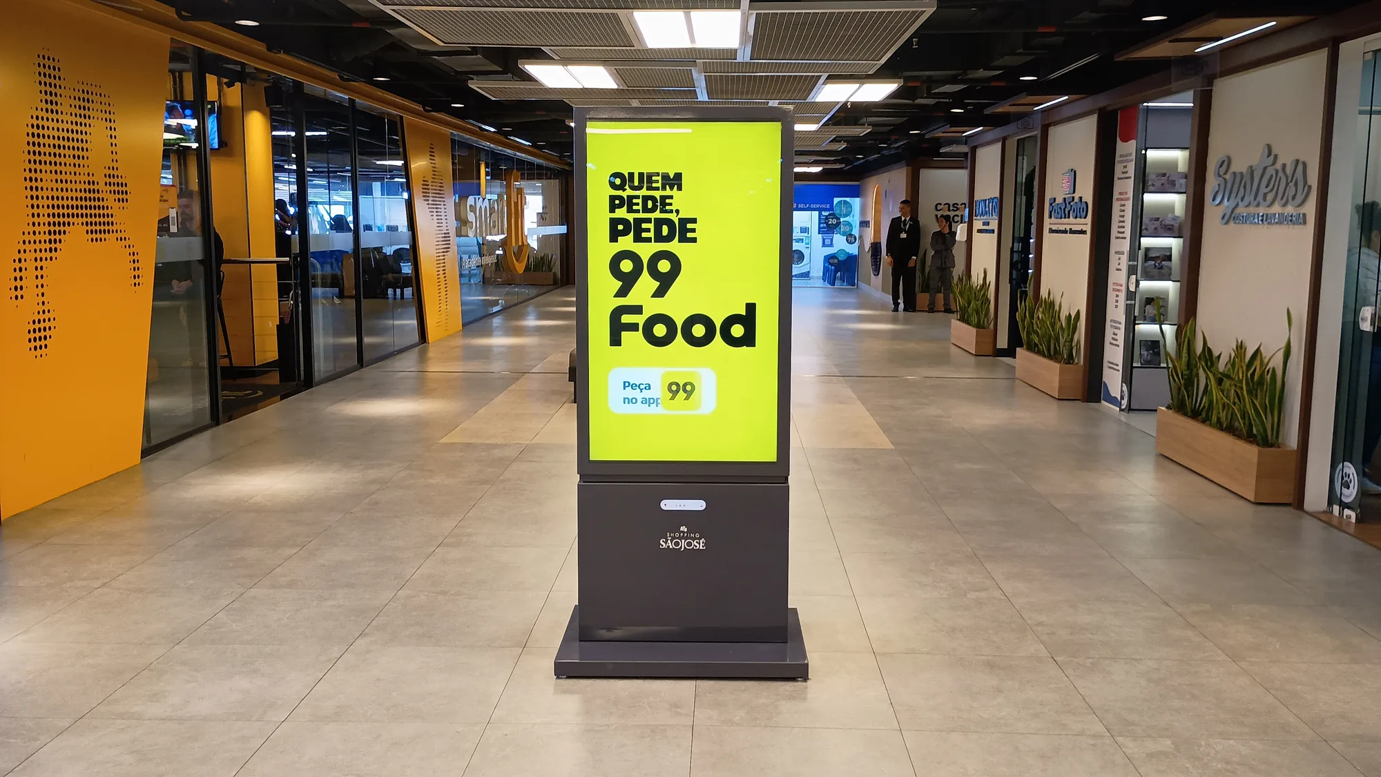 Totem digital da Outdoormídia em corredor do Shopping São José