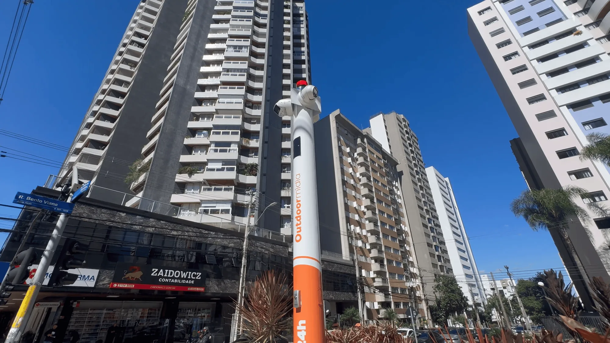 Poste da Praça de Conveniência Batel com câmera de monitoramento e botão de emergência da Muralha Digital