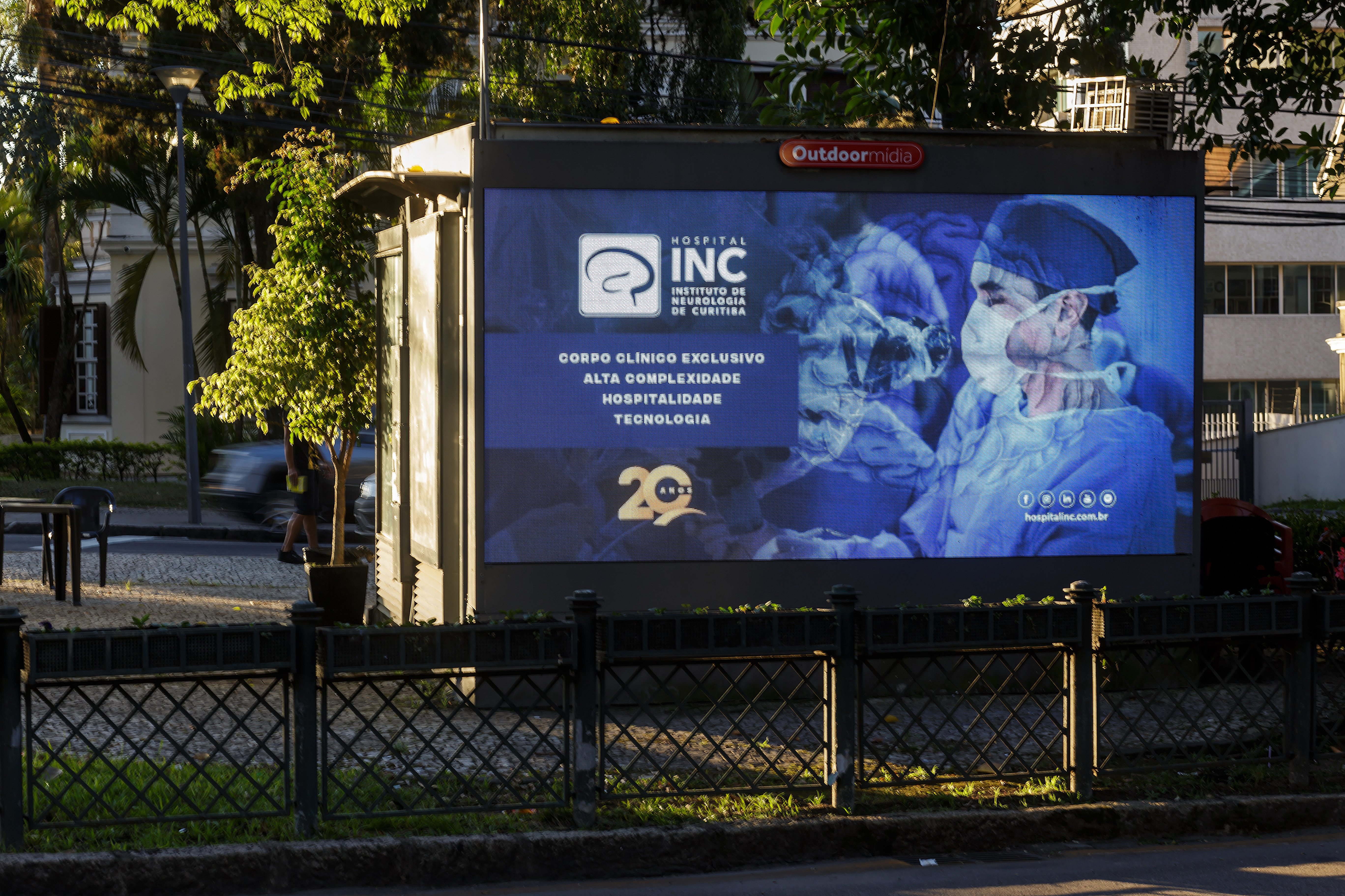 Banca Horizontal da Outdoormídia com painel digital em esquina de Curitiba