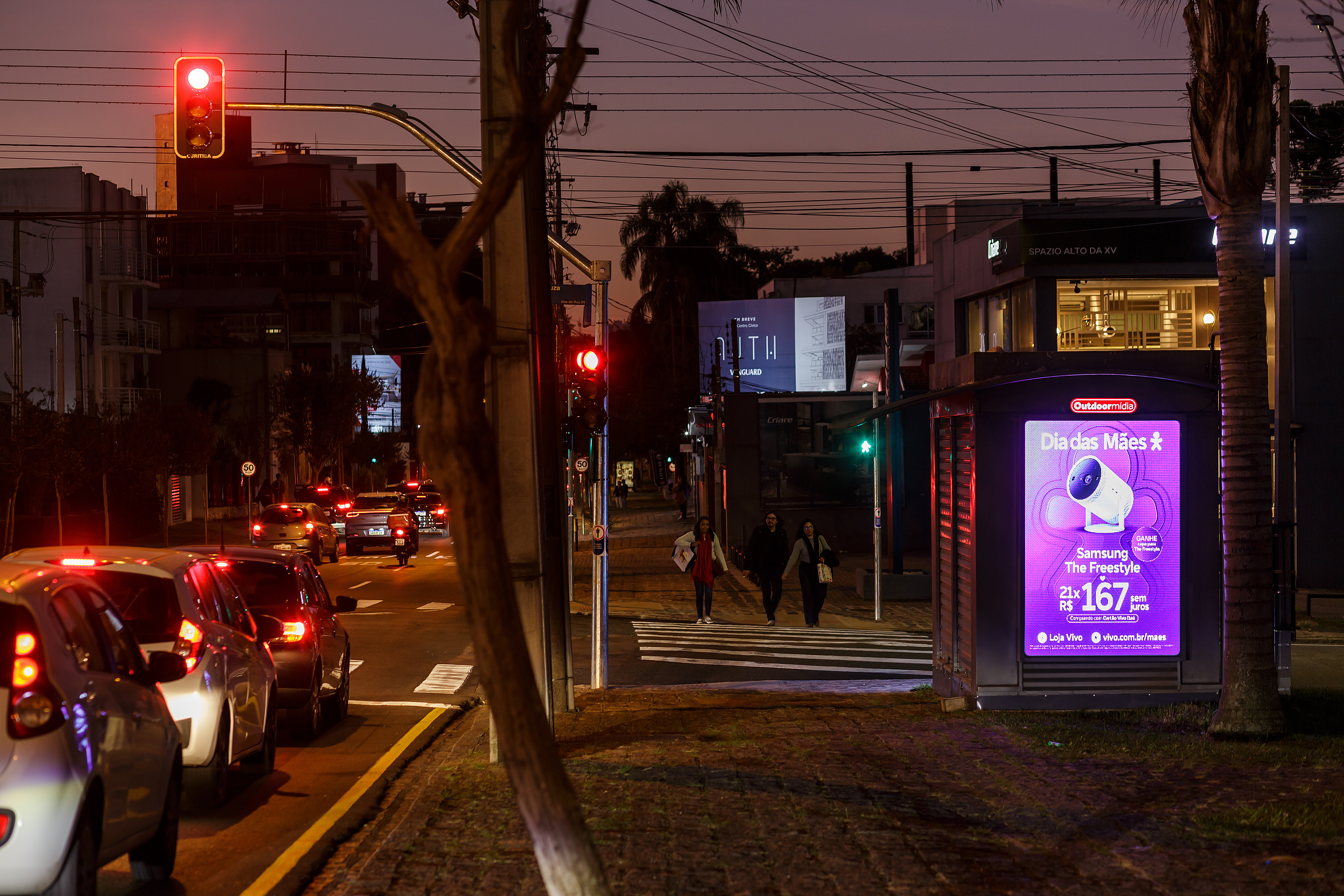Banca Vertical da Outdoormídia com painel digital em calçada movimentada